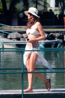 Alessandra Ambrosio feet photo thumbnail