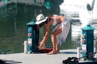 Alessandra Ambrosio feet photo thumbnail