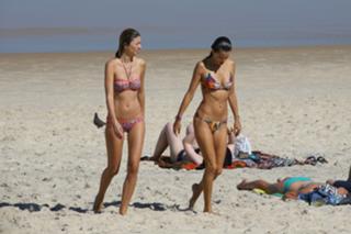 Alessandra Ambrosio feet photo thumbnail