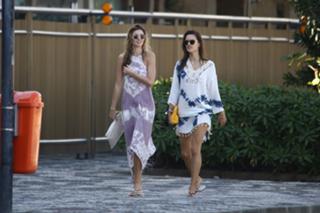 Alessandra Ambrosio feet photo thumbnail