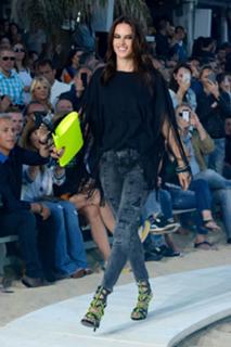 Alessandra Ambrosio feet photo thumbnail