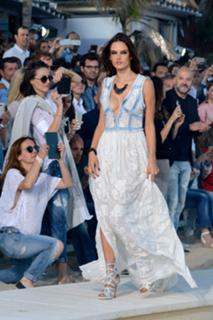 Alessandra Ambrosio feet photo thumbnail