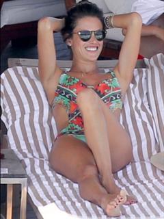 Alessandra Ambrosio feet photo thumbnail