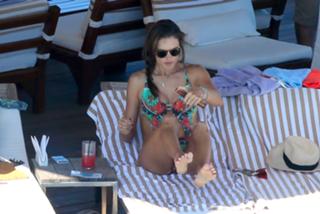 Alessandra Ambrosio feet photo thumbnail