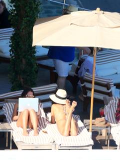 Alessandra Ambrosio feet photo thumbnail