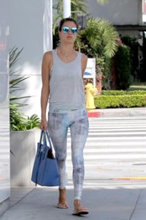 Alessandra Ambrosio feet photo thumbnail