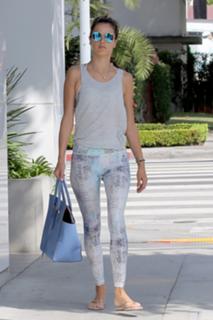 Alessandra Ambrosio feet photo thumbnail