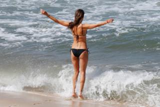 Alessandra Ambrosio feet photo thumbnail