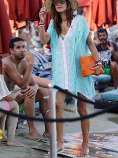 Alessandra Ambrosio feet photo thumbnail