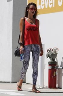 Alessandra Ambrosio feet photo thumbnail