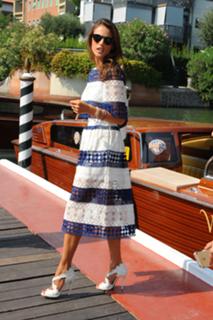 Alessandra Ambrosio feet photo thumbnail