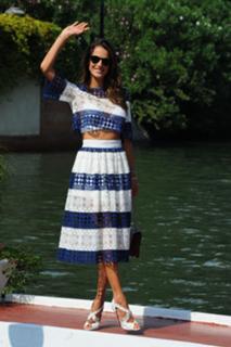 Alessandra Ambrosio feet photo thumbnail