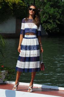 Alessandra Ambrosio feet photo thumbnail