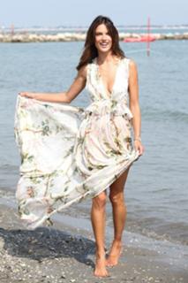 Alessandra Ambrosio feet photo thumbnail