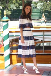 Alessandra Ambrosio feet photo thumbnail