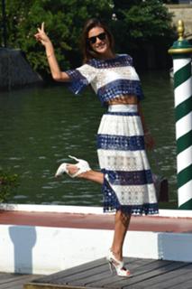 Alessandra Ambrosio feet photo thumbnail