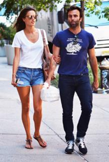 Alessandra Ambrosio feet photo thumbnail