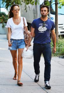 Alessandra Ambrosio feet photo thumbnail