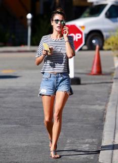 Alessandra Ambrosio feet photo thumbnail