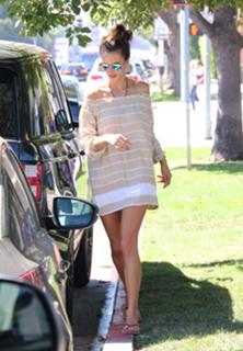 Alessandra Ambrosio feet photo thumbnail