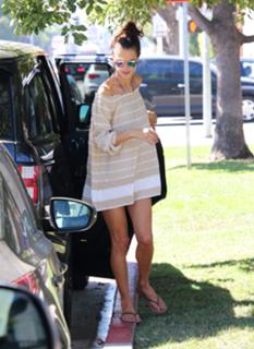 Alessandra Ambrosio feet photo thumbnail