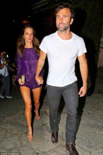 Alessandra Ambrosio feet photo thumbnail