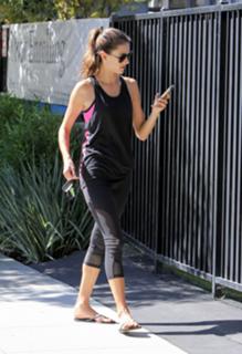 Alessandra Ambrosio feet photo thumbnail