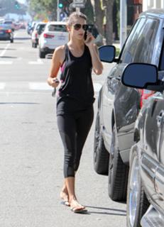 Alessandra Ambrosio feet photo thumbnail