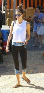 Alessandra Ambrosio feet photo thumbnail