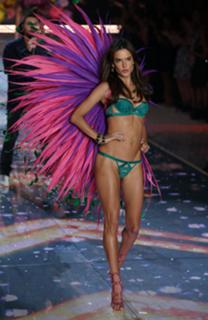 Alessandra Ambrosio feet photo thumbnail