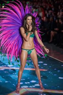 Alessandra Ambrosio feet photo thumbnail