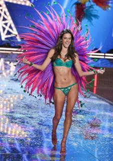 Alessandra Ambrosio feet photo thumbnail