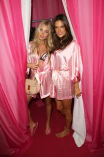 Alessandra Ambrosio feet photo thumbnail