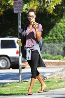 Alessandra Ambrosio feet photo thumbnail