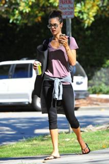 Alessandra Ambrosio feet photo thumbnail