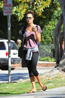 Alessandra Ambrosio feet photo thumbnail