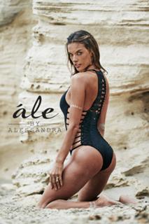 Alessandra Ambrosio feet photo thumbnail