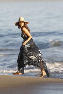 Alessandra Ambrosio feet photo thumbnail