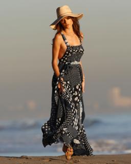 Alessandra Ambrosio feet photo thumbnail