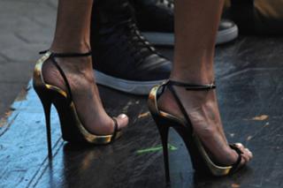 Alessandra Ambrosio feet photo thumbnail