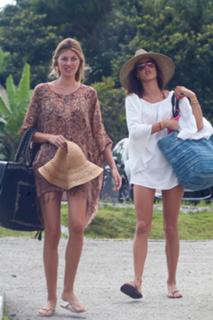 Alessandra Ambrosio feet photo thumbnail