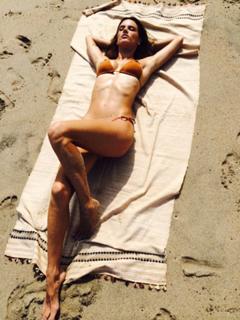 Alessandra Ambrosio feet photo thumbnail