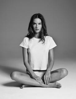 Alessandra Ambrosio feet photo thumbnail