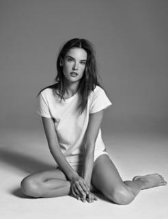 Alessandra Ambrosio feet photo thumbnail