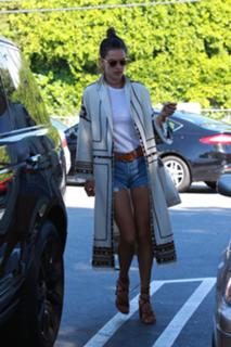 Alessandra Ambrosio feet photo thumbnail