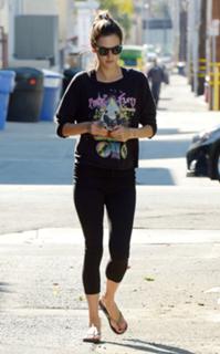 Alessandra Ambrosio feet photo thumbnail