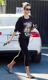 Alessandra Ambrosio feet photo thumbnail