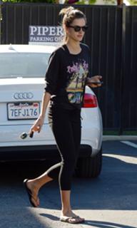 Alessandra Ambrosio feet photo thumbnail