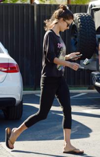 Alessandra Ambrosio feet photo thumbnail