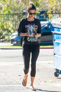 Alessandra Ambrosio feet photo thumbnail